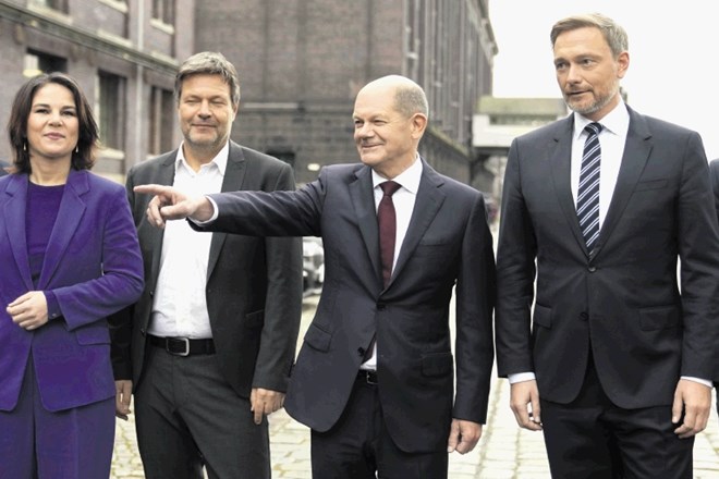 Najverjetnejši novi nemški kancler Olaf Scholz je s koalicijskima partnericama predstavil obsežno koalicijsko pogodbo za nov...