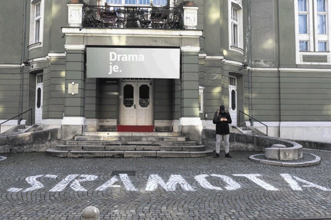 V noči na sredo se je na ploščadi pred zgradbo ljubljanske Drame pojavil velik napis »Sramota«, kakršne je bilo že videti...
