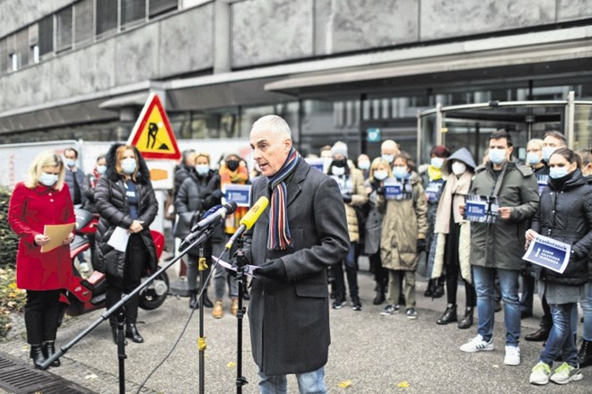 Pred stavbo RTV Slovenija se je danes zbrala množica novinarjev in drugih delavcev. Opozorili so na nedopustne posege vodstva...