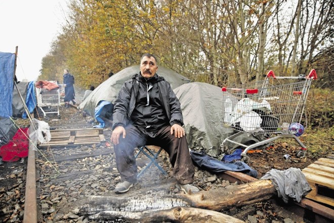 Migrant v Loon-Plageu na severu Francije v zasilnem taboru čaka, ali mu bo uspela pot v Veliko Britanijo.