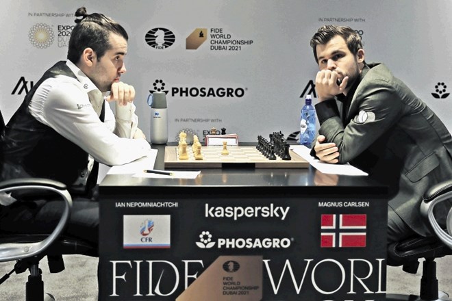 Ruski izzivalec Jan Nepomnjaščij (levo) in prvi šahist sveta, norveški zvezdnik Magnus Carlsen, sta se v uvodni partiji...