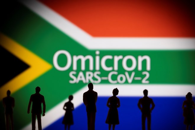 Okužbo z novo različico  koronavirusa omikron so najprej potrdili pri 61 potnikih z dveh letalskih poletov iz Južne Afrike.