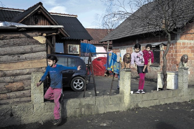 V občini Škocjan Romi predstavljajo skoraj desetino prebivalstva, večina pa jih živi v naselju, ki naj bi bilo na poplavnem...