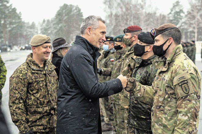 Generalni sekretar Nata Stoltenberg je v Latviji obiskal vojake članic zavezništva, ki tudi kot sporočilo Rusiji delujejo na...