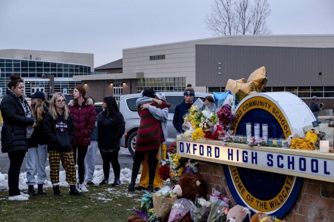 Tožilstvo je 15-letnega dijaka srednje šole v ameriški zvezni državi Michigan, ki je v torek izvedel strelski napad in ubil...