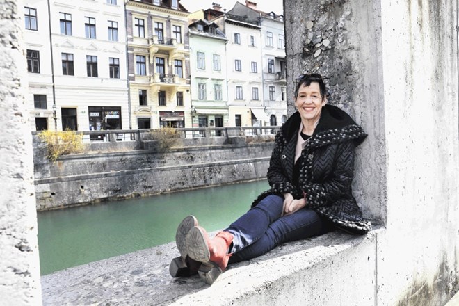 Pisateljica Erica Johnson Debeljak je napisala najboljšo knjigo leta  po izboru (spletnih) obiskovalcev 37. slovenskega...