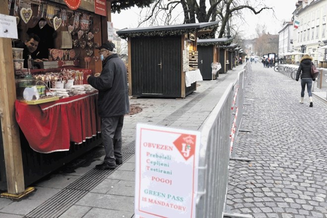 Gostinci so čez vikend podrli stojnice na prazničnih sejmih (na fotografiji ljubljansko mestno središče), čeprav številni...
