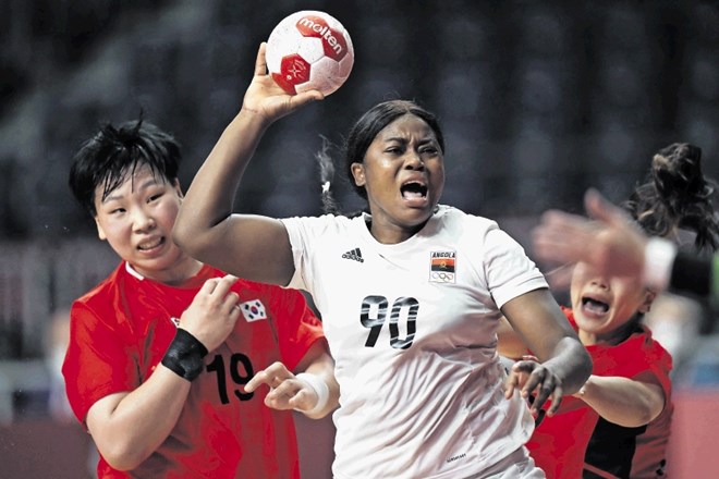 Isabel Evelize Wangimba Guialo (z žogo) je po dveh tekmah z devetimi goli prva strelka Angole na SP v Španiji.