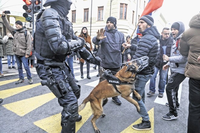 Za udeležence  protesta, na katerega je  v soboto v Ljubljani pozivala stranka Resnica, so tudi sedanji proticovidni ukrepi...