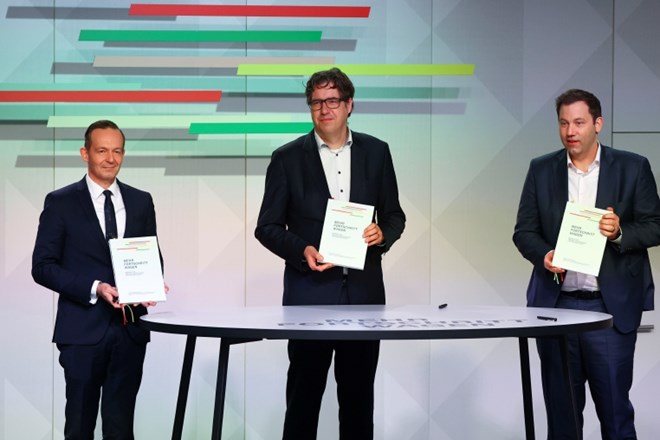 Volker Wissing (FDP), Michael Kellner (Zeleni)  in  Lars Klingbeil (SPD) po podpisu koalicijskega sporazuma