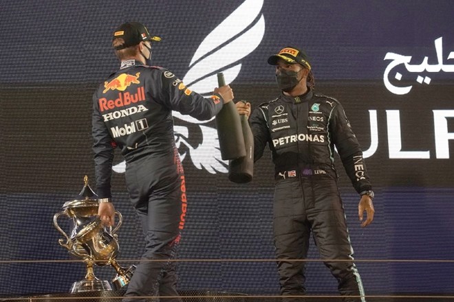 Lewis Hamilton in  Max Verstappen imata pred zadnjo dirko svetovnega prvenstva v formuli 1 enako število točk.