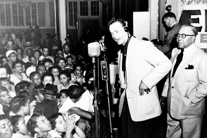 Čistuni niso prenesli, da na koncerte Alana Freeda hodijo tako belci kot črnci, ter so mu očitali neprimerno rasno mešanje.