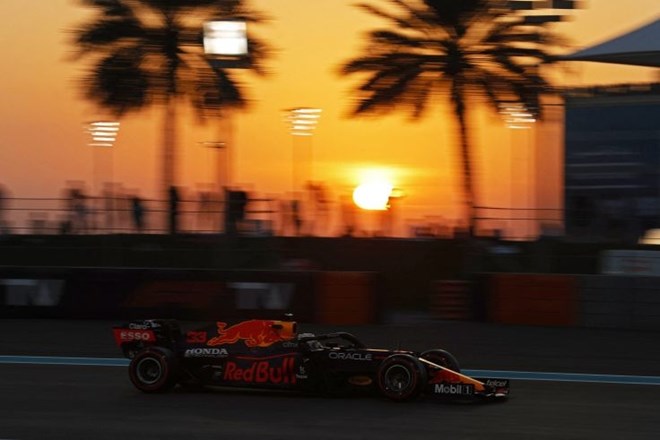 Verstappen je bil najhitrejši na prvem treningu v Združenih arabskih emiratih.