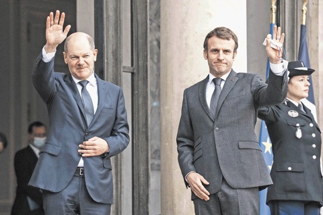 Po obisku v Parizu pri Emmanuelu Macronu se je Scholz oglasil še v Bruslju, kjer se je srečal s predsednico evropske komisije...