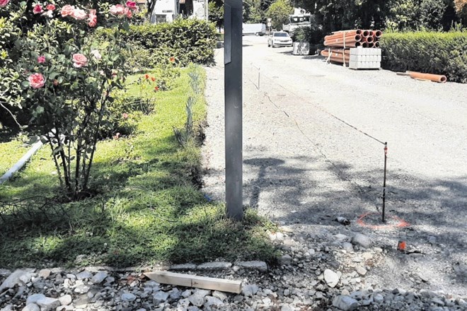 Ko so občinski izvajalci poleti končali obnovo komunalnih vodov v ulici V Murglah, so poti med hišami zasuli z gramozom. V...