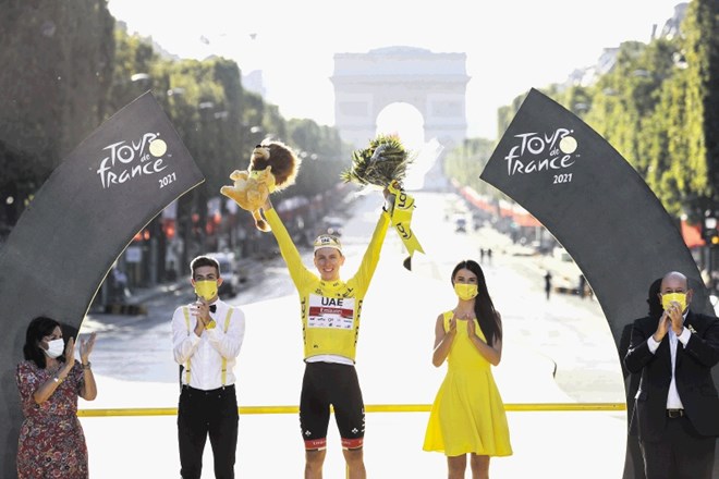 Slovenski kolesar Tadej Pogačar (UAE Emirates) se je letos takole veselil druge zaporedne zmage na dirki Tour de France.
