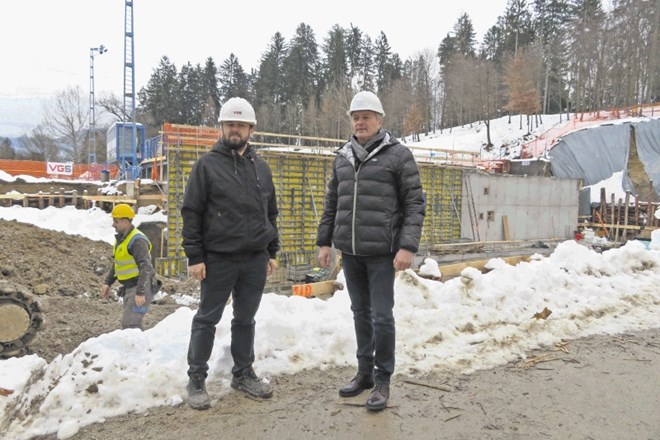 »Tempo del na gradbišču radovljiškega kopališča je intenziven,« pravita Ivan Cehte (na levi) iz podjetja VG5 in radovljiški...