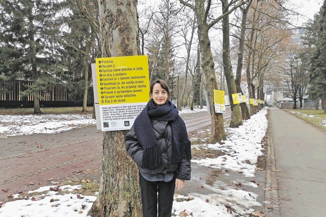Cigdem Sena Kizmaz  iz Turčije je v okviru  Akademije Amnesty – človekove pravice v praksi na drevesa za Bežigradom obesila...
