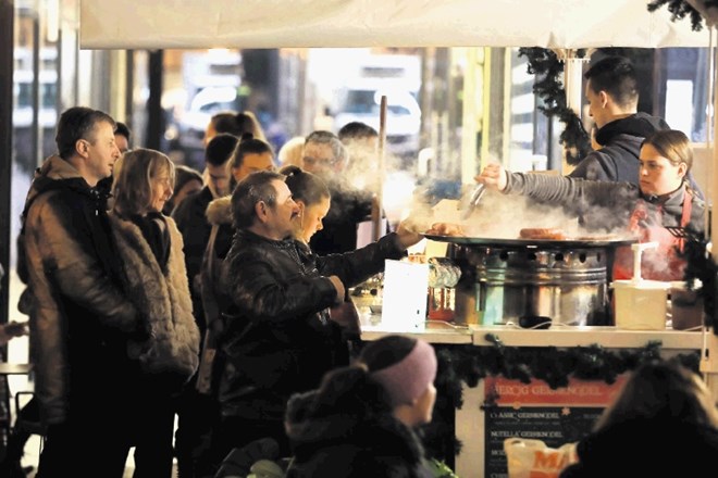 Prodajalci hrane in pijače na adventnem sejmu v Zagrebu si manejo roke tudi zaradi Slovencev.