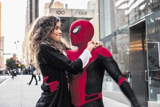 Spider-Man maje koronske blagajniške rekorde. Na fotografiji igralka Zendaya, pod kostumom pa Tom Holland.