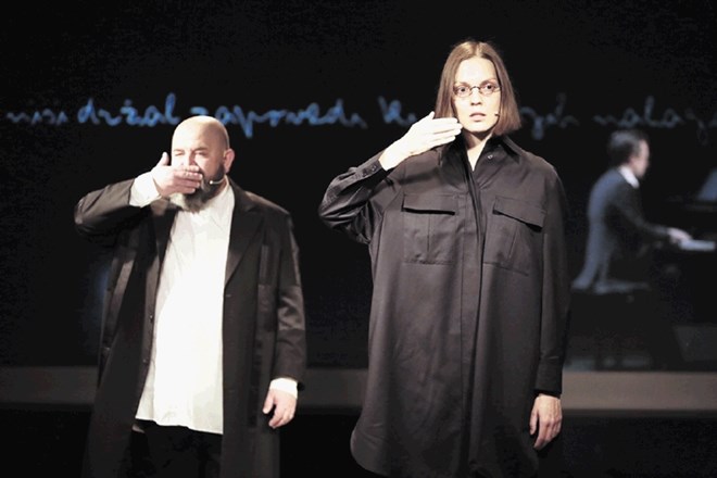 V predstavi Pismo očetu v Anton Podbevšek Teatru nastopajo igralca Gregor Čušin in Barbara Ribnikar ter pianist Sašo...