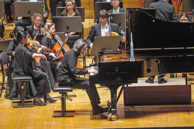 Pianist Aleksander Gadžijev je nastopil v ponedeljek z orkestrom  Beethovnova filharmonija.