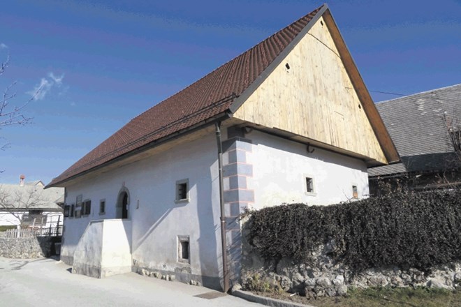 Ena od literarnih poti na obmejnem območju Karavank vodi skozi Vrbo, mimo rojstne hiše pesnika Franceta Prešerna.
