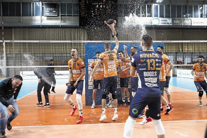 Odbojkarji ACH Volleyja so se takole veselili zmage nad Mariborčani v finalu pokala Slovenije.