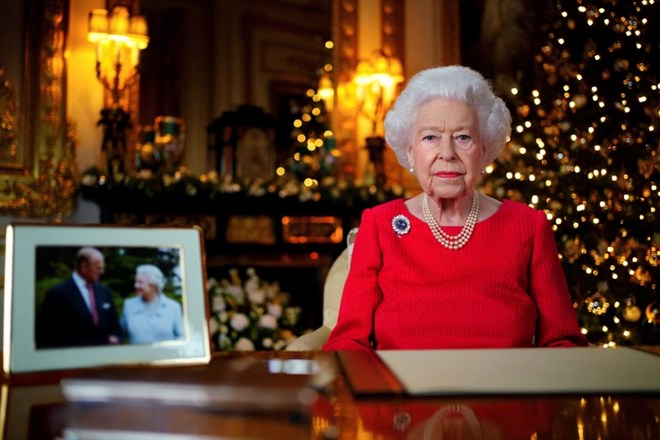 Britanska kraljica bo božič praznovala v družbi Charlesa in Camille