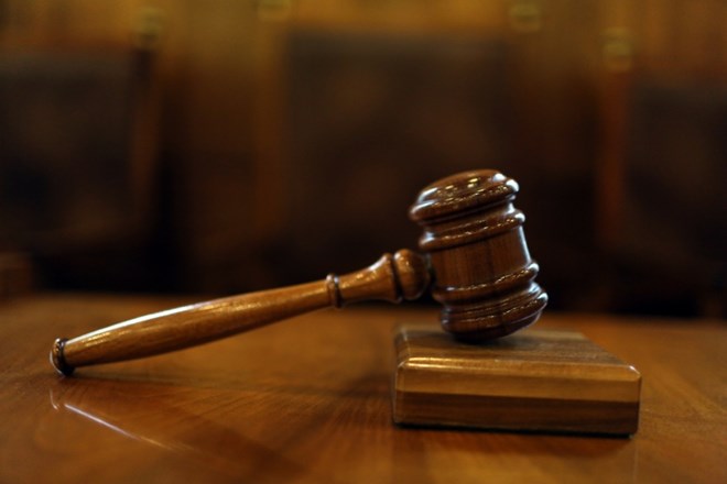 Hrvaško vrhovno sodišče potrdilo kazen za moškega, ki je svoje otroke vrgel z balkona