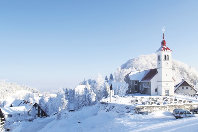 #reportaža Nedeljski dnevnik: Najvišje v primorski vasi, kjer je snega čez glavo