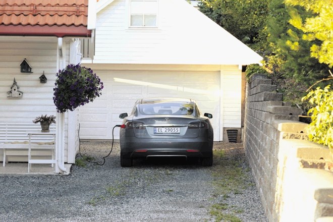 Na Norveškem so električni avtomobili zelo priljubljeni. Na fotografiji je tesla S, ki se polni ob hiši v mestu Son.