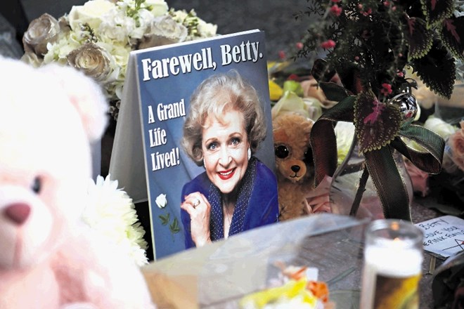 Oboževalci so ob zvezdi  igralke Betty White na pločniku slavnih v Hollywoodu počastili spomin nanjo.