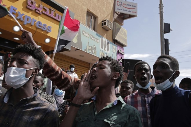 V Sudanu po krvavem zatrtju protestov odstopil premier Hamdok