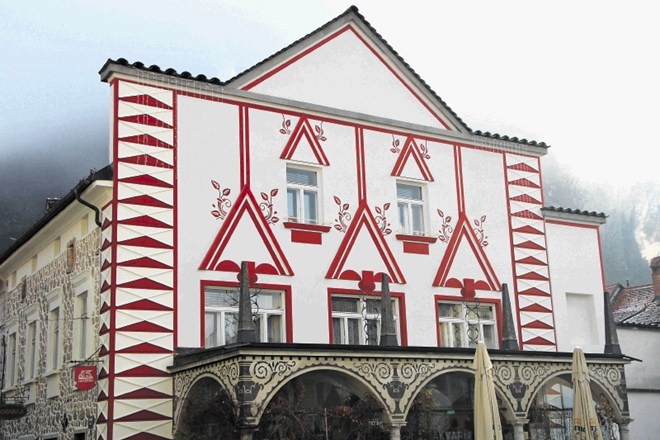 Obnovljena fasada Plečnikove arhitekture na Glavnem trgu v Kamniku