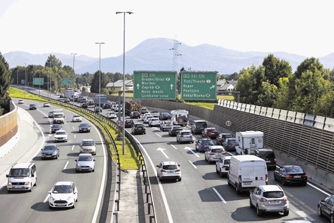 Širitev avtoceste med Kozarjami in Vrhniko v šestpasovnico naj bi stala 53 milijonov evrov, a običajno se pri izbiri...