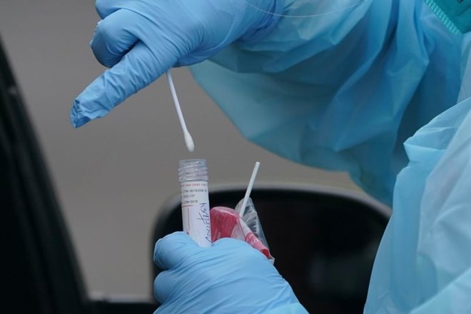 V četrtek je bilo opravljenih 11016 PCR testov, s katerimi so potrdili 4069 novih okužb s koronavirusom.