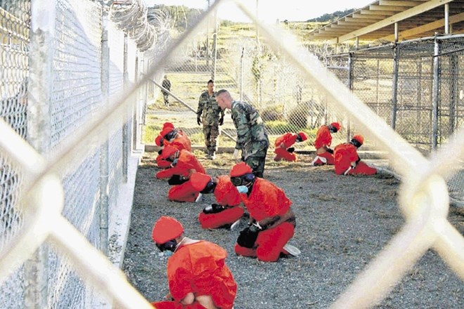 Fotografija iz 11. januarja 2002, ko so v Guantanamo prispeli prvi jetniki.