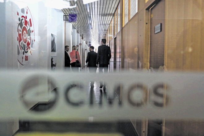 Cimos je lani prodal več svojih nepremičnin, z izkupičkom od prodaje pa se je pri bankah delno razdolžil. Zadolženost do bank...