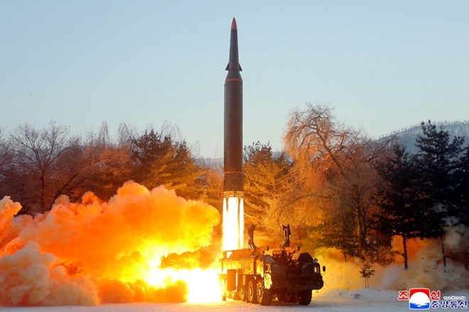 Severna Koreja je v morje davi izstrelila domnevno balistično raketo, je danes sporočila južnokorejska vojska.