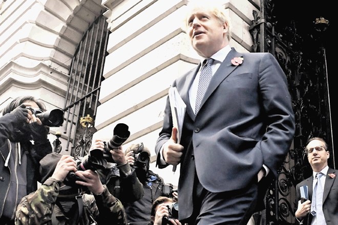 Premier Johnson se je v parlamentu  opravičeval po razkritju še ene zabave v času karantenskih omejitev.