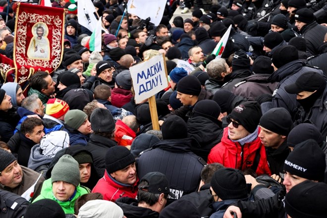 V Bolgariji spopadi med nasprotniki proticovidnih ukrepov in policijo