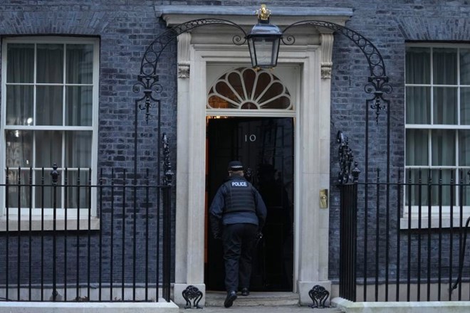 Nad Downing Street so se zgrnile obtožbe novih zabav, s katerimi naj bi udeleženci kršili takrat veljavna pravila glede...