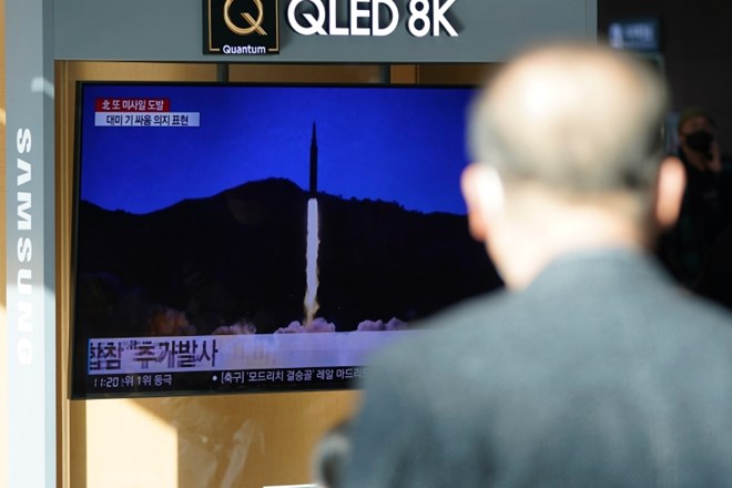 Severna Koreja je danes znova izstrelila dve domnevno balistični raketi, je sporočila južnokorejska vojska.