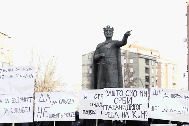Srbi na Kosovu   so s transparenti v Mitrovici protestirali, ker so jim oblasti v Prištini prepovedale postavitev volišč za...