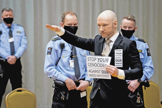 Množični morilec Anders Breivik je zbrane v sodni dvorani pozdravil z iztegnjeno desnico.