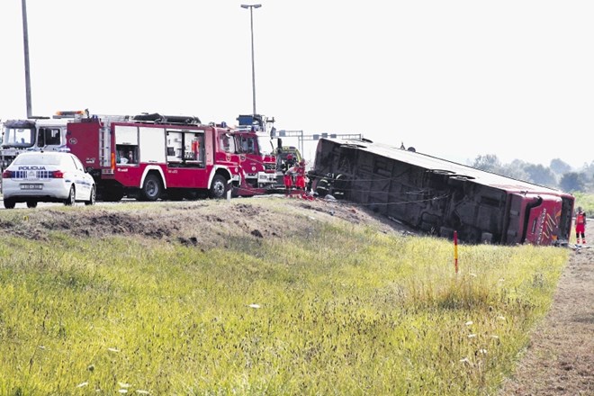 Na avtocesti pri Slavonskem Brodu je avtobus zdrsnil s ceste in se prevrnil.
