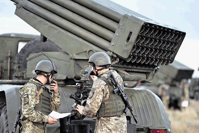 Pripadniki ukrajinske vojske upravljajo večcevni raketni sistem BM-21 grad med taktičnimi vajami v Hersonški pokrajini na...