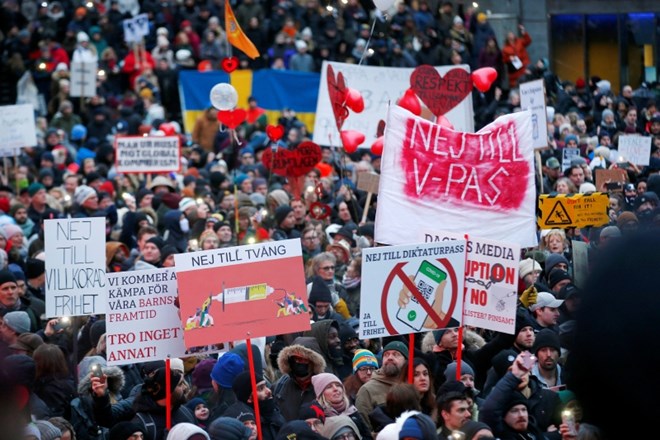 V največjih dveh švedskih mesetih Stockholmu in Göteborgu se je danes zbralo več tisoč protestnikov proti uporabi potrdil o...