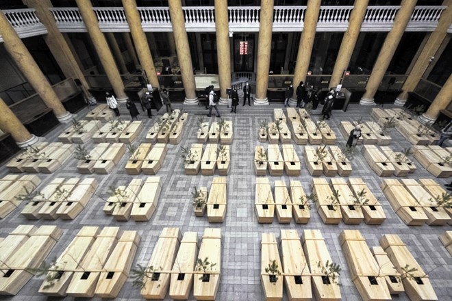 V poslopju centralne banke v Kaunasu je v okviru evropske prestolnice kulture na ogled tudi instalacija Yoko Ono: 100 lesenih...